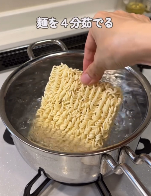 暑い日の『袋麺の食べ方』が？　完成したモノに「こっちの方が好き」「暑い日に助かる」
