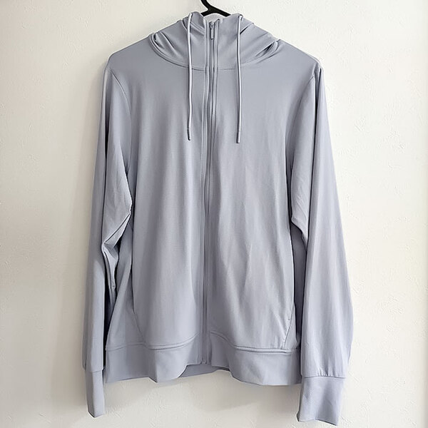 まさに夏の必需品！　ユニクロの『着る日焼け止め』に「毎年買ってる」「これなしではいられない」