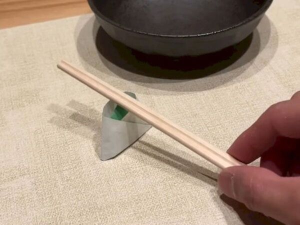 「その発想はなかった」　箸袋で作る箸置きに「スマート」「使える」