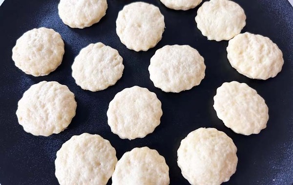 ホットケーキミックスに卵や牛乳を混ぜて…レンチン１分でできあがったのは