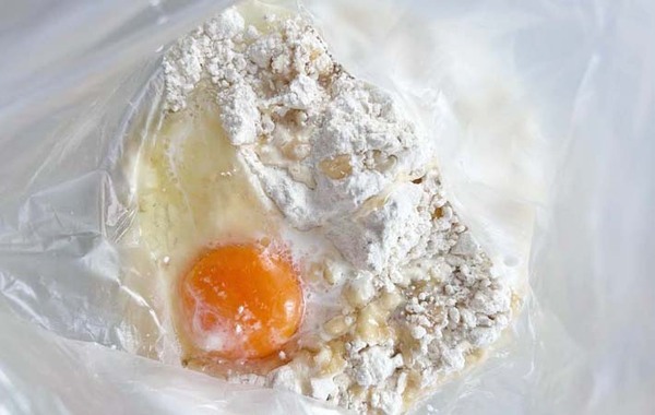 ホットケーキミックスに卵や牛乳を混ぜて…レンチン１分でできあがったのは