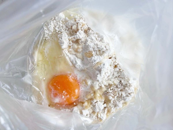 ホットケーキミックスに卵や牛乳を混ぜて…レンチン１分でできあがったのは