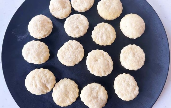 ホットケーキミックスに卵や牛乳を混ぜて…レンチン１分でできあがったのは