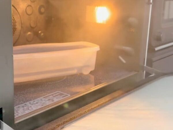 「パスタをチンした直後に拭くだけ」　電子レンジの頑固汚れが「驚くほど落ちた」