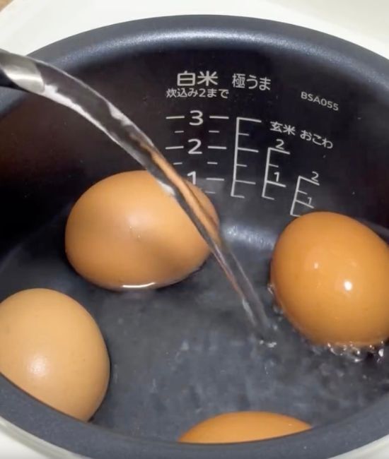 朝の食卓にすぐ出せる！　温泉卵の簡単調理法に「時短すぎ」「助かる」