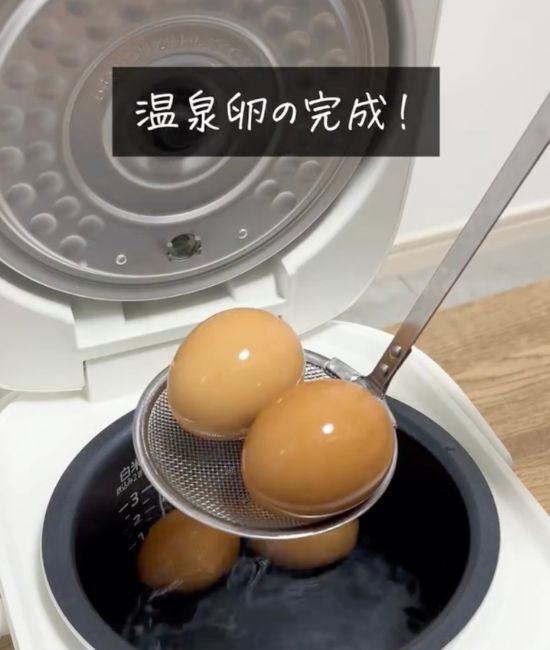 朝の食卓にすぐ出せる！　温泉卵の簡単調理法に「時短すぎ」「助かる」