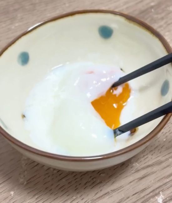 朝の食卓にすぐ出せる！　温泉卵の簡単調理法に「時短すぎ」「助かる」