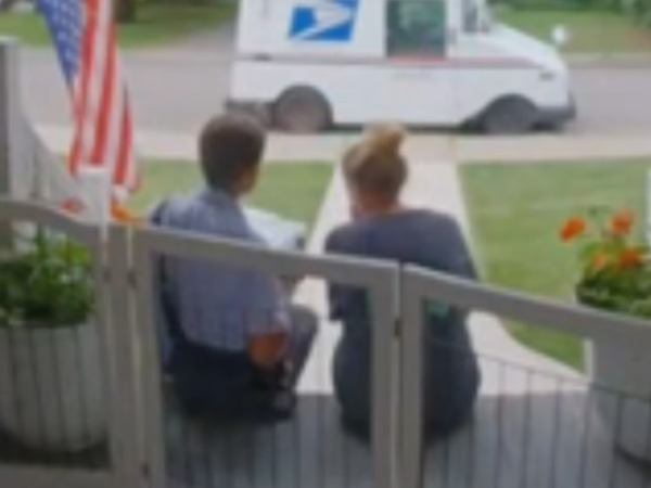 「号泣した」　荷物を届けに来た配達員　玄関で待っていた女性に近付くと…？