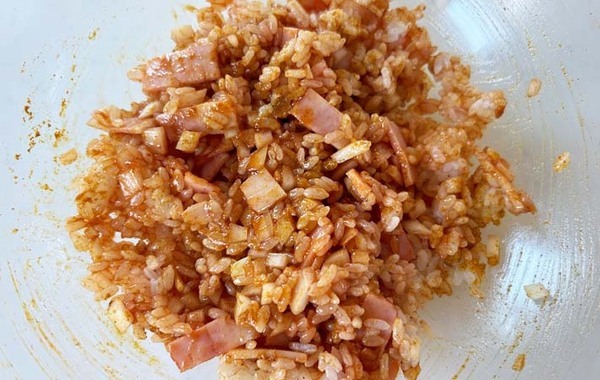 【簡単レシピ】ケチャップのほかに混ぜたのは…？　新鮮な味のオムライスに「大人な味」