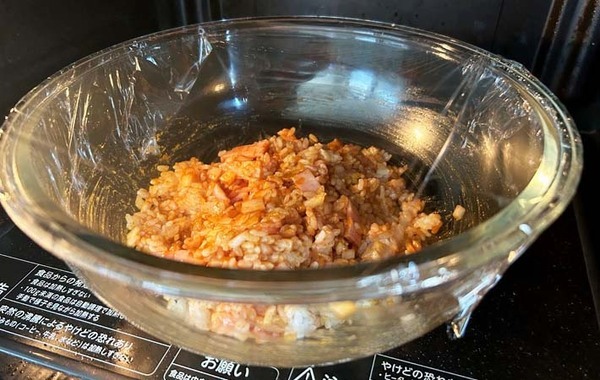 【簡単レシピ】ケチャップのほかに混ぜたのは…？　新鮮な味のオムライスに「大人な味」