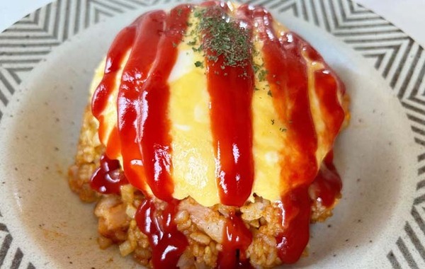 【簡単レシピ】ケチャップのほかに混ぜたのは…？　新鮮な味のオムライスに「大人な味」