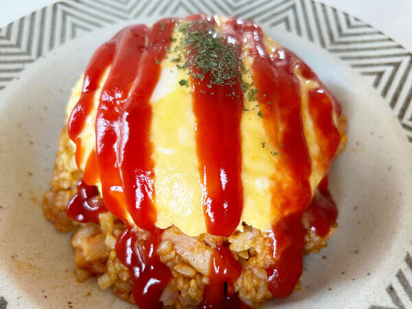 【簡単レシピ】ケチャップのほかに混ぜたのは…？　新鮮な味のオムライスに「大人な味」