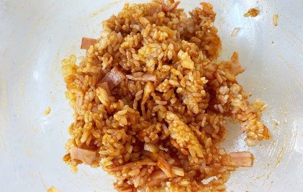 【簡単レシピ】ケチャップのほかに混ぜたのは…？　新鮮な味のオムライスに「大人な味」