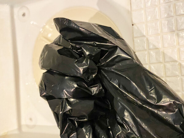 排水口にたまった髪の毛を…？　ダイソーで見つけたアイテムに「感動した！」「エコでいい」