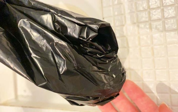 排水口にたまった髪の毛を…？　ダイソーで見つけたアイテムに「感動した！」「エコでいい」