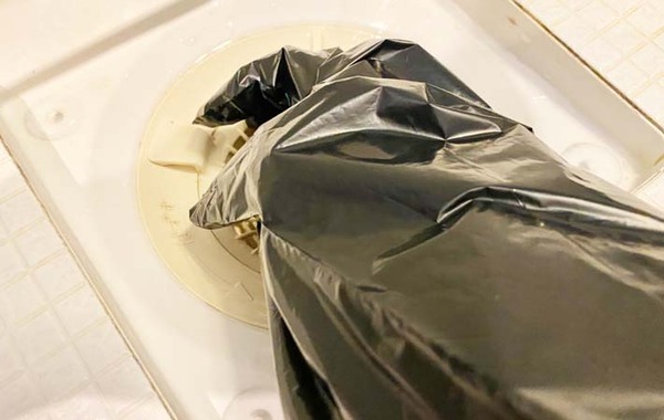 排水口にたまった髪の毛を…？　ダイソーで見つけたアイテムに「感動した！」「エコでいい」