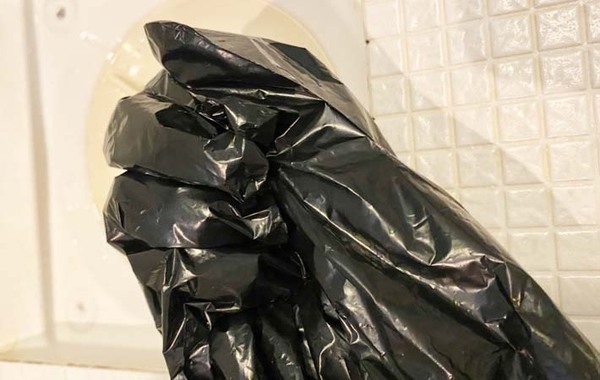 排水口にたまった髪の毛を…？　ダイソーで見つけたアイテムに「感動した！」「エコでいい」