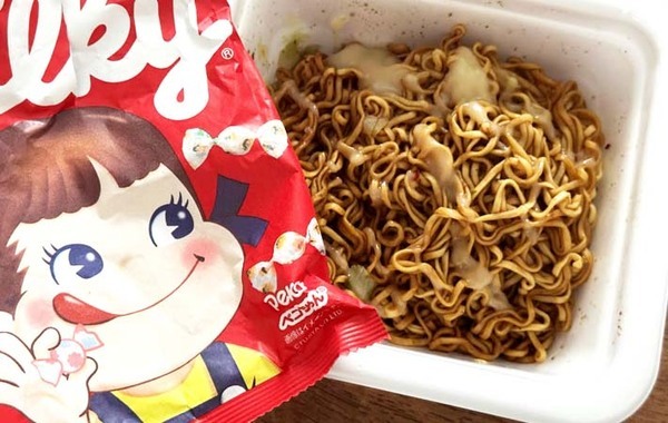 不二家の提案に「本当においしいの？」　カップやきそばに入れたのが…