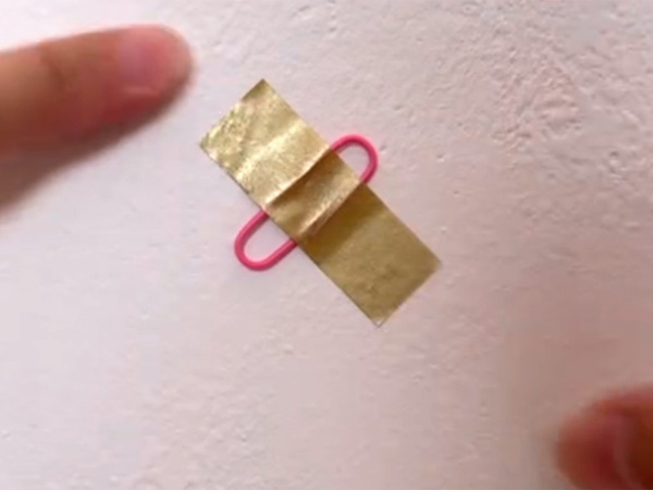 壁に『ゼムクリップ』を貼ってみて！　思わぬ活用法に「感動です」「私には思い付かない」