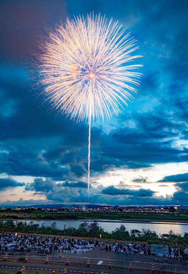 「言葉にならない」「やっぱプロは違う」　写真家が撮った『長岡市の花火』に、感動の声が続出
