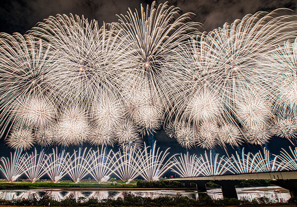 「言葉にならない」「やっぱプロは違う」　写真家が撮った『長岡市の花火』に、感動の声が続出
