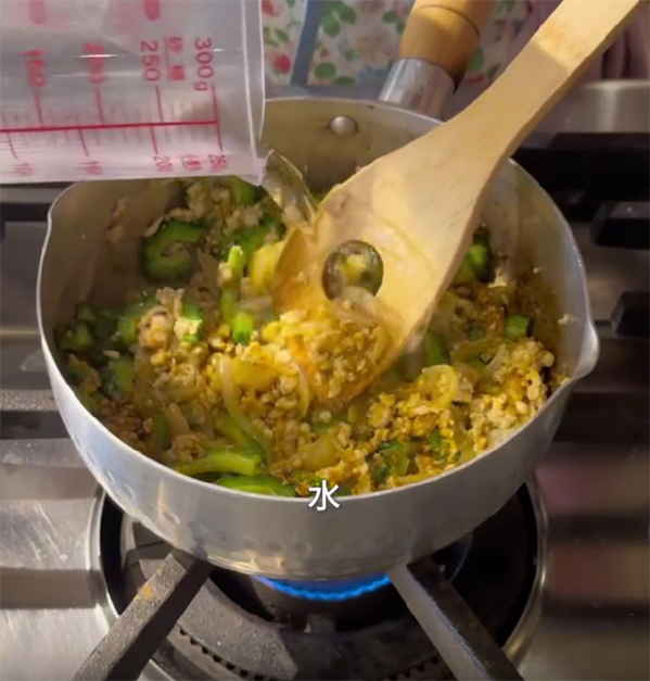 薄切りにしたゴーヤを塩で揉んで…　『夏バテ』対策になるレシピがこちら！