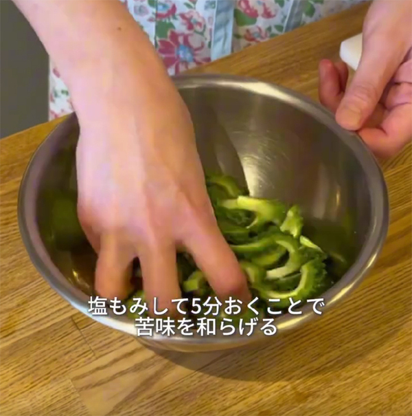 薄切りにしたゴーヤを塩で揉んで…　『夏バテ』対策になるレシピがこちら！