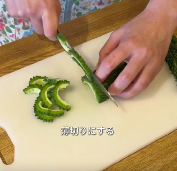 薄切りにしたゴーヤを塩で揉んで…　『夏バテ』対策になるレシピがこちら！