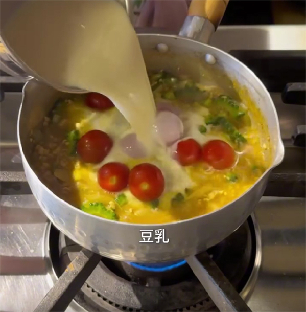 薄切りにしたゴーヤを塩で揉んで…　『夏バテ』対策になるレシピがこちら！