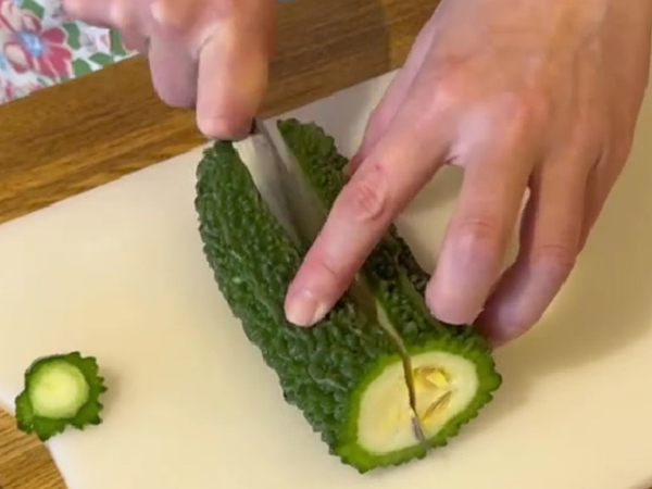 薄切りにしたゴーヤを塩で揉んで…　『夏バテ』対策になるレシピがこちら！