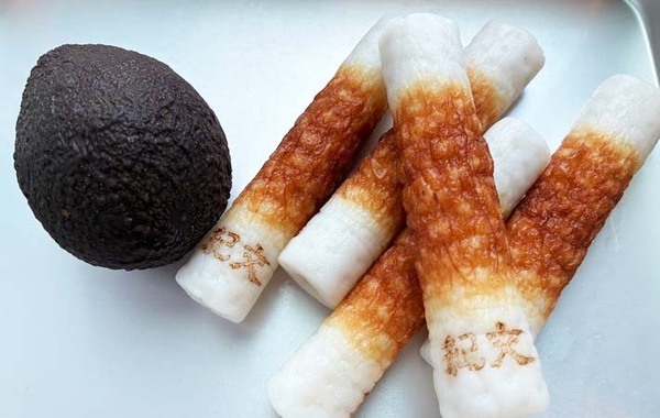 キュウリでもチーズでもない！　ちくわの穴に詰めたのは…？