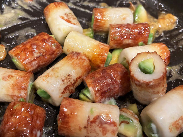 キュウリでもチーズでもない！　ちくわの穴に詰めたのは…？