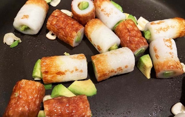 キュウリでもチーズでもない！　ちくわの穴に詰めたのは…？