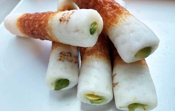 キュウリでもチーズでもない！　ちくわの穴に詰めたのは…？
