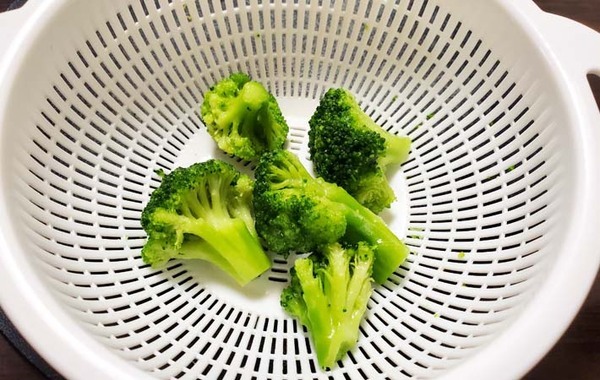 材料に入れたのは？　レンチンで完成する、味の素『香味レモン風味チキン』のレシピがコレ