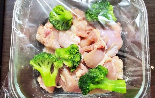 材料に入れたのは？　レンチンで完成する、味の素『香味レモン風味チキン』のレシピがコレ