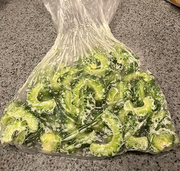 薄切りにしたゴーヤをアイラップに？　夏バテ防止のレシピに「今すぐ食べたい！」