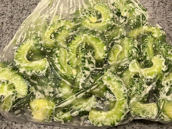 薄切りにしたゴーヤをアイラップに？　夏バテ防止のレシピに「今すぐ食べたい！」