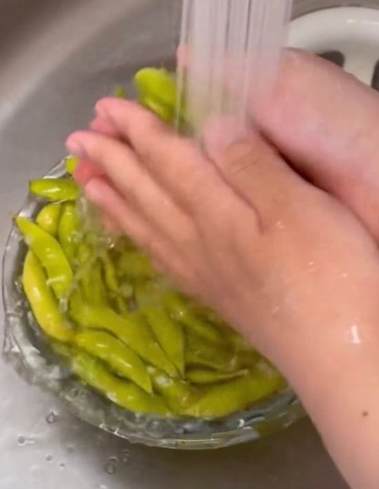 「その発想はなかった」　枝豆を麦茶でゆでた結果に「最高」「クセになる」