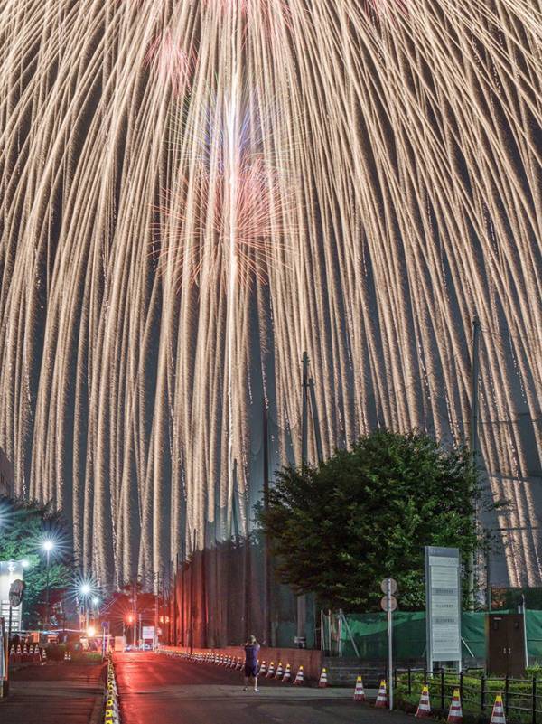 長岡花火を撮影した写真家　レンズを間違えてしまい…「別世界みたい」「怖さすらある」