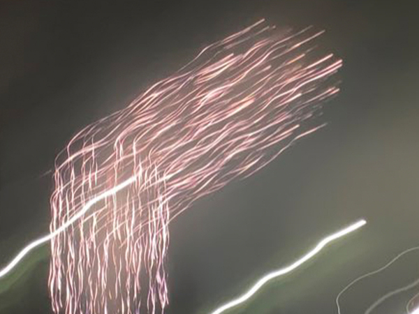 同じ花火を撮ったのに？　２枚の比較に「笑った」「才能を感じる」