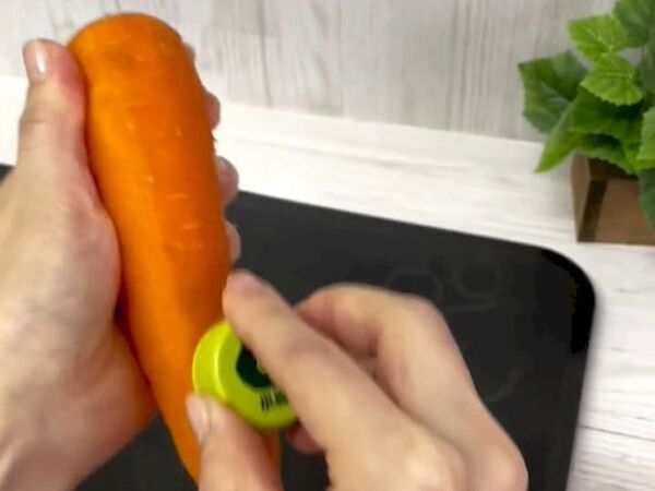 ニンジンの皮むきに使うのはピーラーではなく？　栄養を守るコツに「知らなかった」