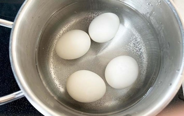 「簡単すぎる」「夏にもピッタリ」　ゆで卵に使った『調味料』は、大さじ4杯の…？