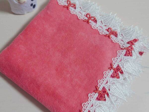 鮮やかな赤色のハンカチ　刺繍を見ると？「素敵だ…」