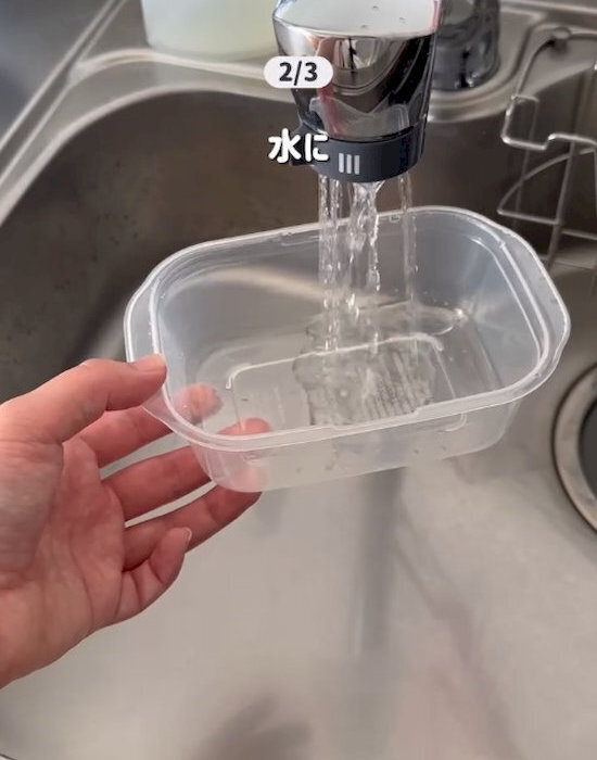 「諦めてた黄ばみが…」　砂糖と氷で振るだけの裏技に「すっきりした」「助かる」