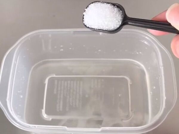 「諦めてた黄ばみが…」　砂糖と氷で振るだけの裏技に「すっきりした」「助かる」
