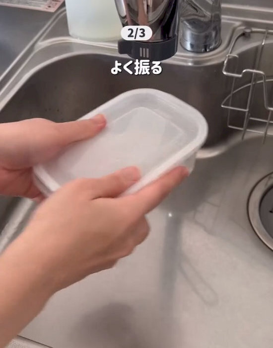 「諦めてた黄ばみが…」　砂糖と氷で振るだけの裏技に「すっきりした」「助かる」