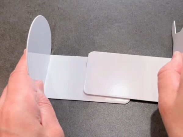 「その発想はなかった」　100円ブックエンドが便利収納に変身