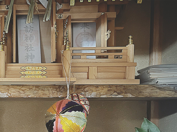 義実家の神棚を見ると…　まさかの光景に「ご利益ありそう！」「間違いない」