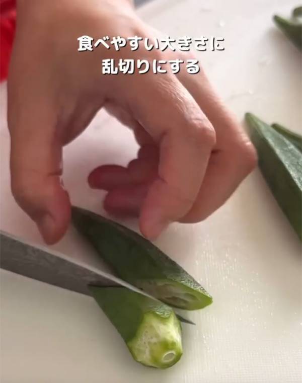 オクラを乱切りにして、レンチン後…　できたものに「夏バテ気味でも、無限に箸がすすむ！」